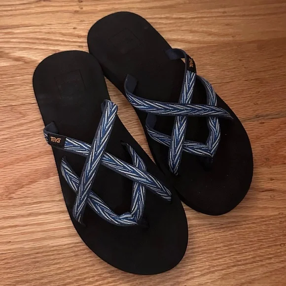 Teva Women's Olowahu Flip-Flop in Palms Indigo Size 7 - Picture 2 of 3